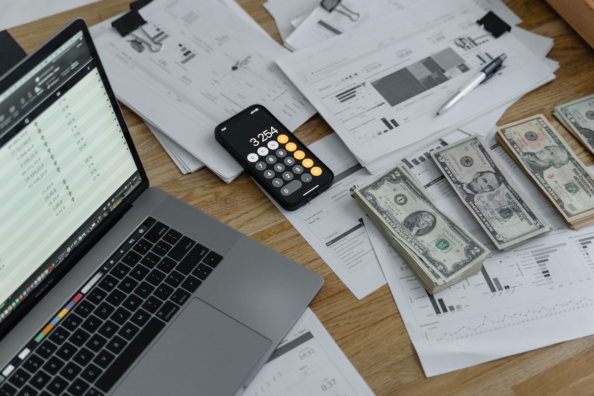 Calculadora y documentos financieros sobre una mesa