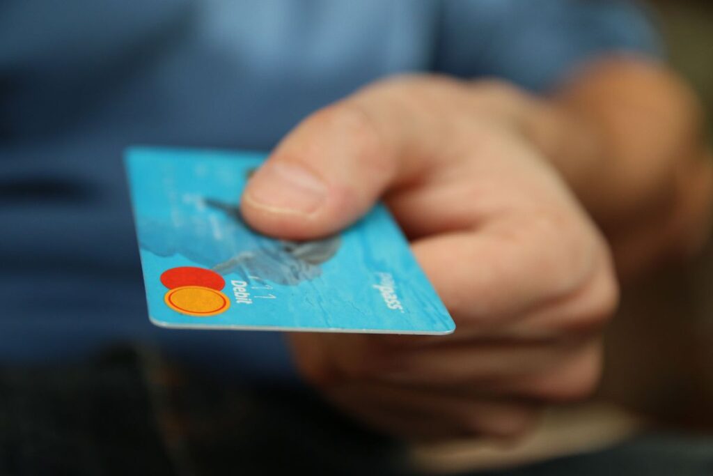 Persona utilizando una tarjeta de crédito durante un viaje al exterior